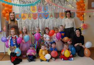 dzieci i panie pozują z balonami