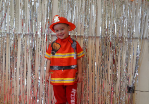 Aleksander prezentuje swój strój