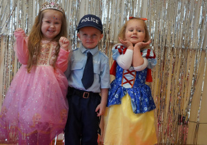 dzieci pozują na ściance