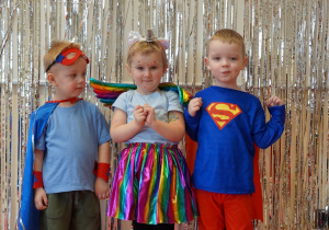 dzieci prezentują swoje przebrania