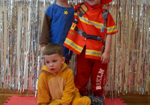 chłopcy pozują na ściance