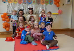 dzieci z paniami siedzą na piankowych puzzlach