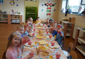 dzieci jedzą babeczki i ciastka