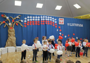 Dzieci tańczą z balonami 