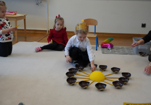 dziewczynka układa nazwy miesięcy