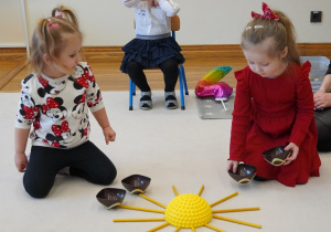 dziewczynki układają słoneczko