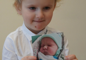 dziewczynka pokazuje swoje zdjęcie