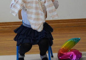 dziewczynka pokazuje swoje ubranko