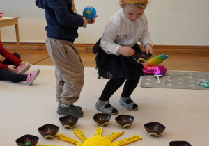 dziewczynka rozkłada koraliki