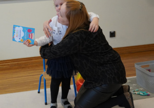 pani przytula dziewczynkę