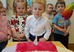 Michalinka zdmuchuje świeczkę