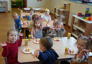 dzieci jedzą ciasto