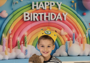 Chłopiec pozuje w koronie