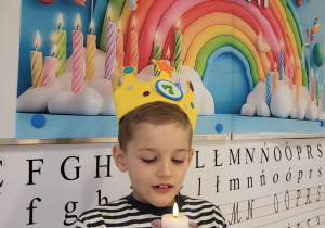 Maksiu dmucha świeczkę