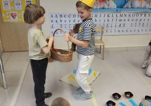 Maksiu częstuje dzieci cukierkami