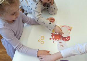 dzieci układają pizze