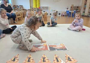 dziecko układa plansze