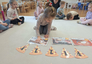 dziecko układa plansze