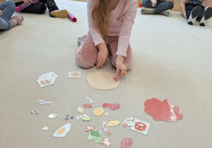 dziecko układa pizzę według wzoru