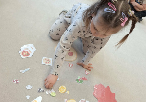 dziecko układa pizzę według wzoru