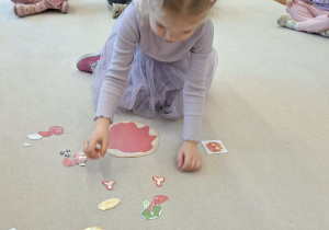 dziecko układa pizzę według wzoru