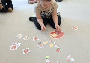 dziecko układa pizzę według wzoru