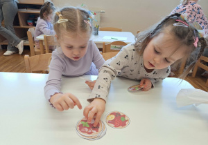 dziewczynki grają w dooble