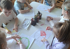 dzieci komponują własna pizze