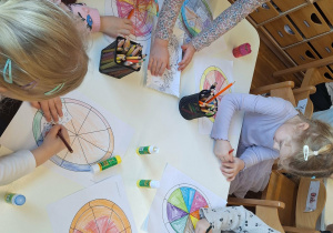 dzieci komponują własna pizze