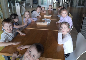 dzieci czekają na pizzę