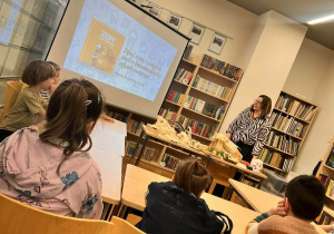 dzieci słuchaja pani