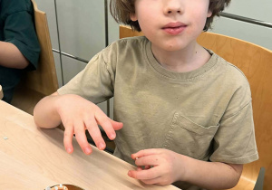 chłopiec wykonuje prace