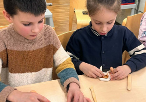 dzieci lepia z plasteliny