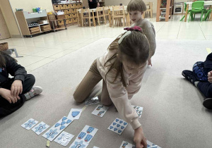 dziewczynka dopasowuje ilość ubrań do odpowiedniej liczby