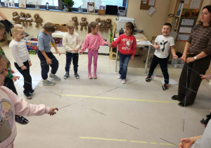 dzieci tworzą sieć internetową