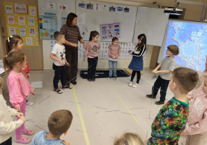 dziewczynka podaję kłębek wełny