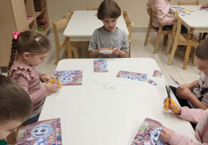 dzieci wycinają, układają obrazek i przyklejają na krtce