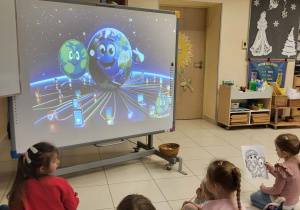 przedszkolaki oglądają film edukacyjny