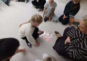 dziweczynka układa pączki z emocjami