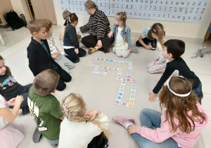 dzieci wspólnie układają pączkowe domino