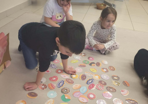 chłopiec szuka odpowiedniego pączka, pośród innych