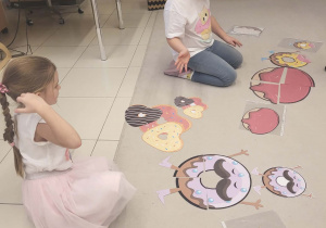 dziewczynki ukłądają z rozsypanki pączki