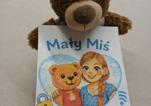 Mały Miś z plakatem