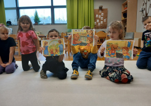 Dzieci układają obrazki