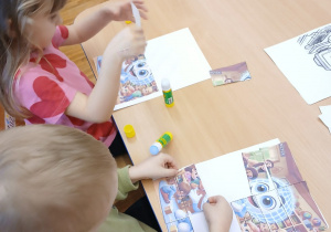 Dzieci układają puzzle