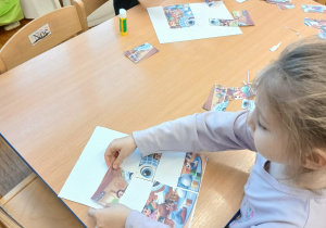 Dziewczynki układają puzzle