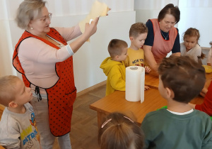 Pani pokazuje jak wygląda rozwałkowane ciasto