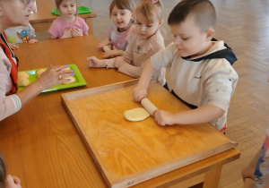 Chłopiec wałkuje ciasto