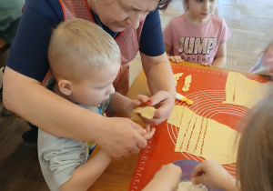 Pani pomagachłopcu robić faworka