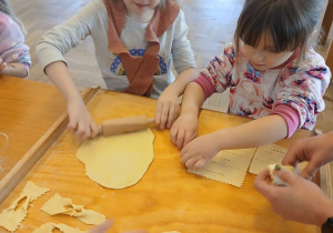 Dziewczynki wałkują ciasto